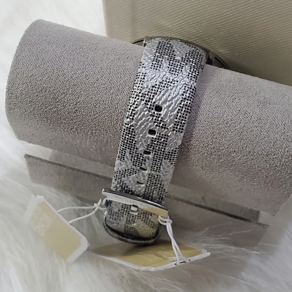 Michael Kors Women's Addyson White Dial Watch - Picture 3 of 9